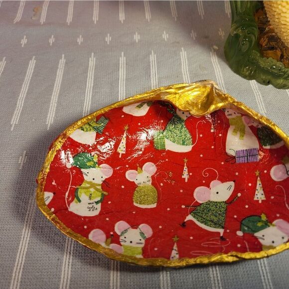 DECOUPAGE CLAM SHELL DECOUPAGE CHRISTMAS MICE ON A CLAM SHELL TRINKET DISH - Picture 4 of 11